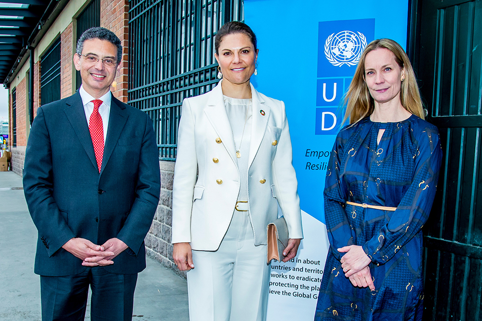 Kronprinsessan tillsammans med Pedro Conceição och Caroline Åberg från UNDP vid ankomsten till Fotografiska. 